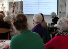 ‘Vrijwilligerswerk, ja natuurlijk’ met deze keer ‘Plus-café : Succes dat meer bezoekers verdient’