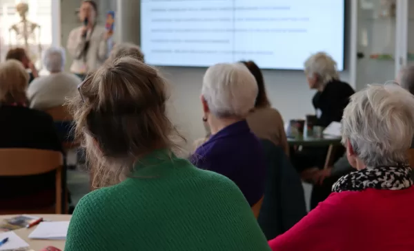 ‘Vrijwilligerswerk, ja natuurlijk’ met deze keer ‘Plus-café : Succes dat meer bezoekers verdient’