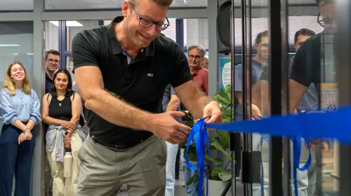 Bibliotheek en Anna van Rijn openen eerste Bibliotheek op school