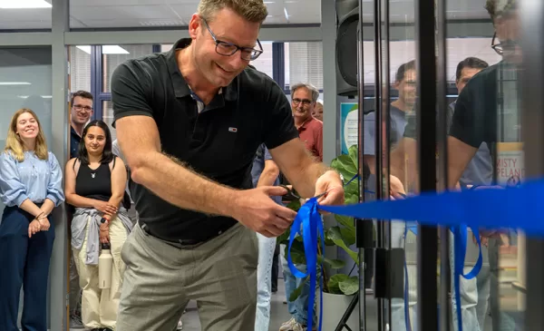 Bibliotheek en Anna van Rijn openen eerste Bibliotheek op school