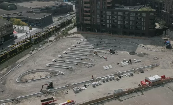 Korte impressie busplein in aanbouw van nieuwe busstation op City