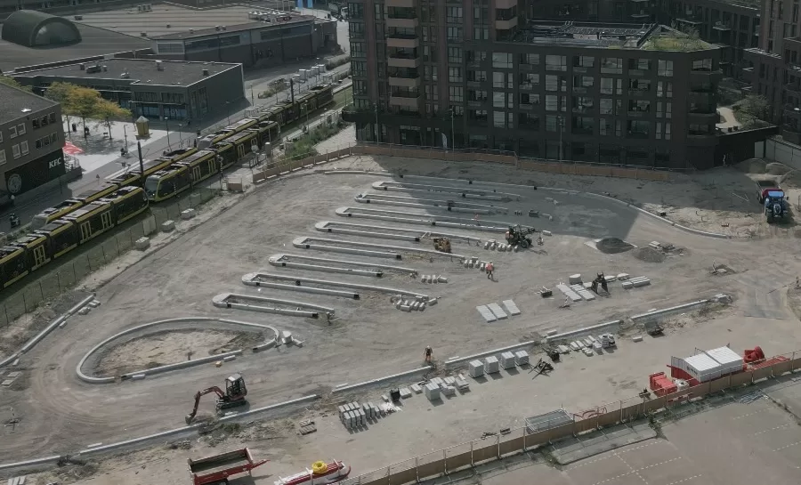 Korte impressie busplein in aanbouw van nieuwe busstation op City