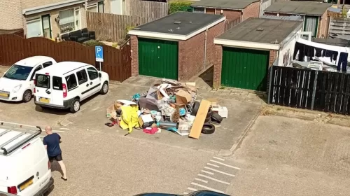 Afvalberg na ruime week pas verwijderd aan de Acaciastraat