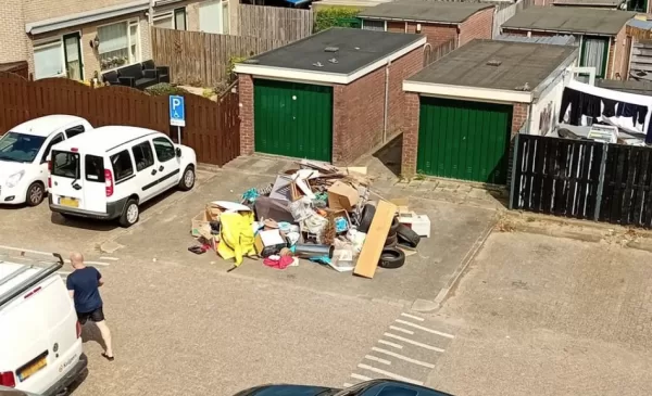 Afvalberg na ruime week pas verwijderd aan de Dahliastraat