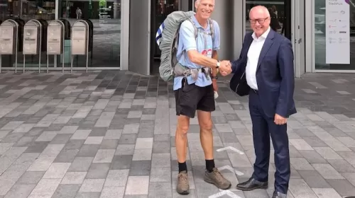 Te voet door HEEL Nederland om het leven van mensen met kanker een beetje meer HEEL te maken