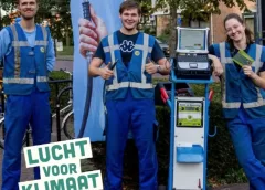 Autobanden laten oppompen bij Hoogzandveld
