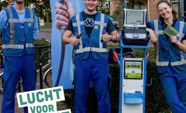 Autobanden laten oppompen bij Hoogzandveld