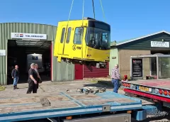 Afgezaagde kop van tram aangekomen in Friesland: ‘Hy is net Moai, mar wol opfallend giel’