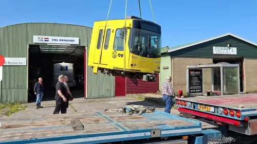 Afgezaagde kop van tram aangekomen in Friesland: ‘Hy is net Moai, mar wol opfallend giel’
