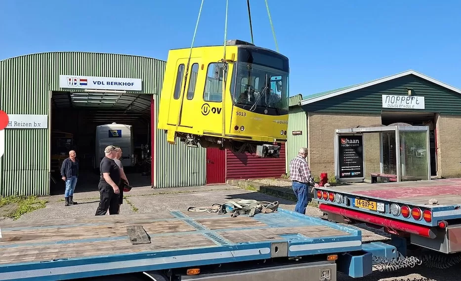 Afgezaagde kop van tram aangekomen in Friesland: ‘Hy is net Moai, mar wol opfallend giel’
