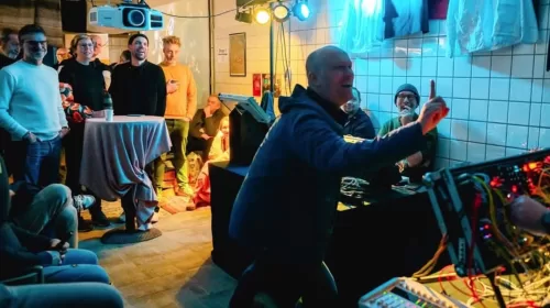 Synths en Visuals in de Kleedkamers van de voormalige Persilfabriek