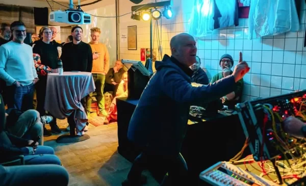 Synths en Visuals in de Kleedkamers van de voormalige Persilfabriek
