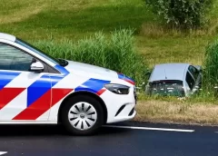 Auto vliegt op de Zandveldseweg uit de bocht en de sloot in