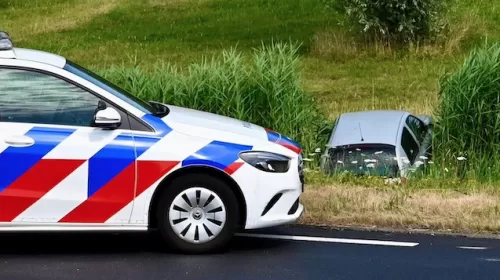 Auto vliegt op de Zandveldseweg uit de bocht en de sloot in