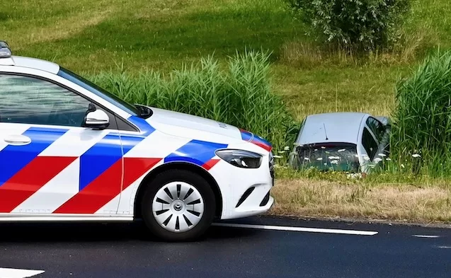 Auto vliegt op de Zandveldseweg uit de bocht en de sloot in