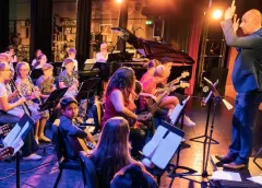Buurtorkest en Buurtkoor ‘KOM Together’ sluit seizoen af met knallend zomerconcert