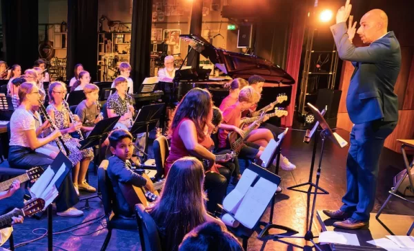 Buurtorkest en Buurtkoor ‘KOM Together’ sluit seizoen af met knallend zomerconcert