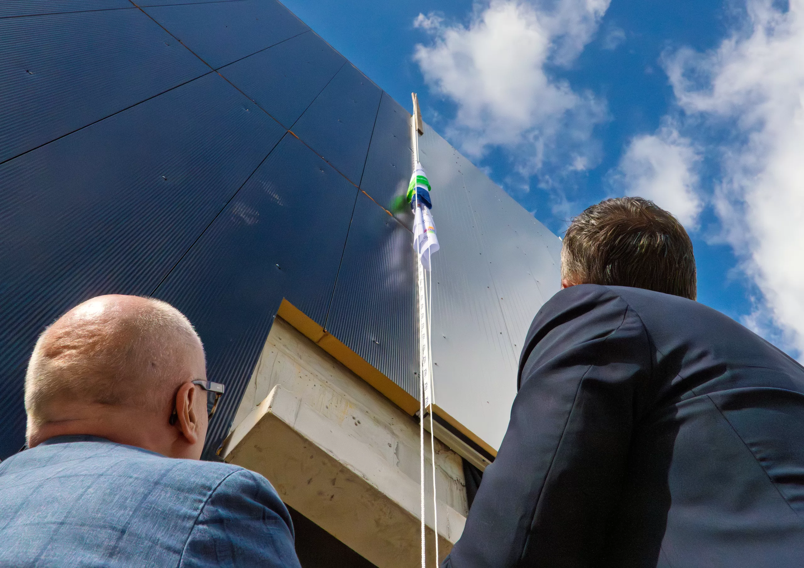 Vlag heisen hoogstepunt Merwestein van Engelen en Bothoff