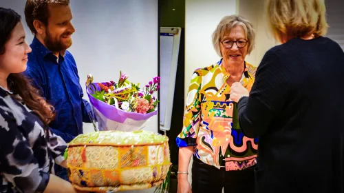 Cobie Smith ontvangt Beste Buur-pin voor jarenlange inzet