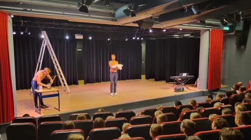 Brugklassers slapen in hun eigen schoolgebouw tijdens Oosterlicht-kamp