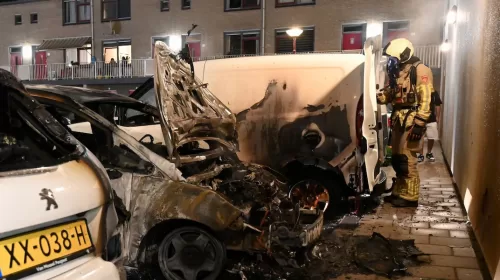 Meerdere auto’s verwoest door felle brand in Nieuwegein