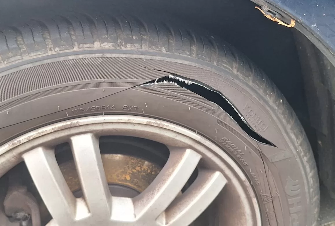 Autoband lek gestoken met mes