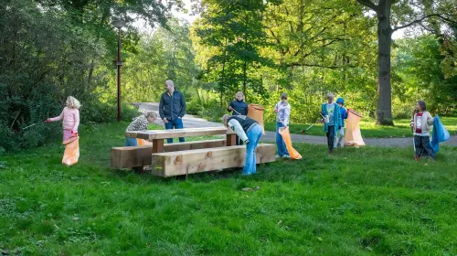 Leerlingen ’t Hof van Rhijnhuyse rapen 28 kilo zwerfafval in een half uur