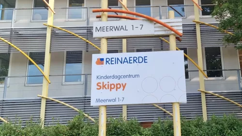 Reinaerde Skippy opent deuren tijdens Burendag