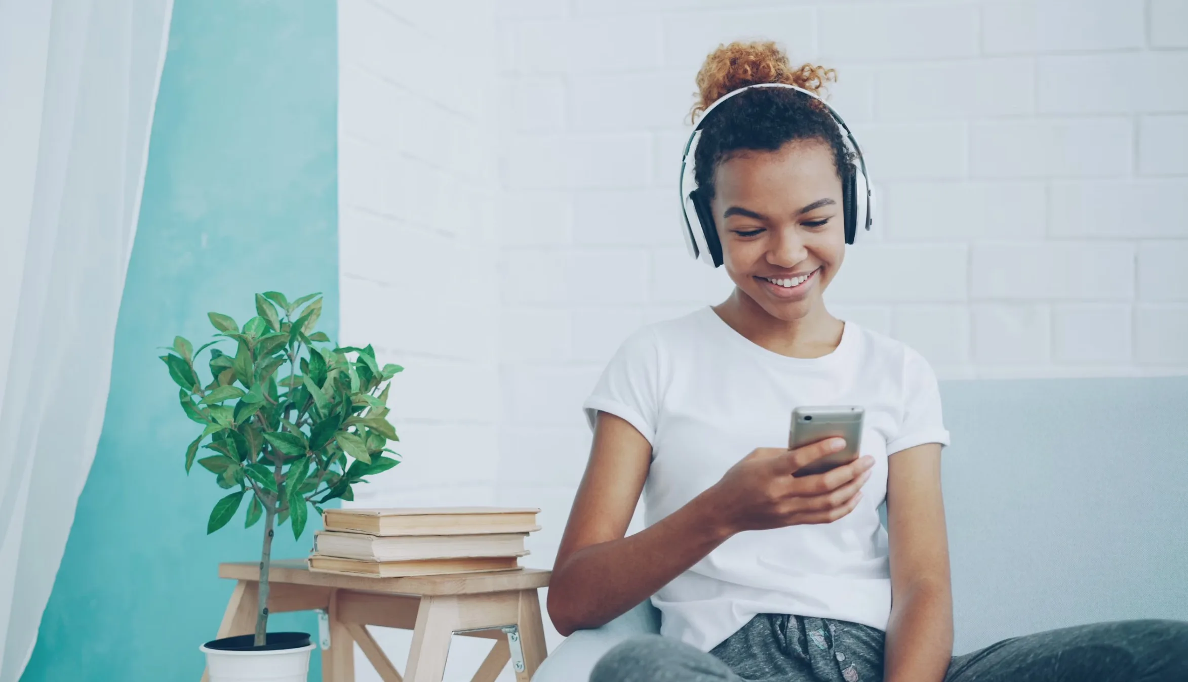 Vrijetijs meisje met mobiel en koptelefoon