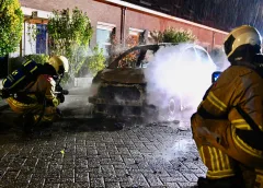 Autobrand in de Kerkstraat: politie onderzoekt oorzaak