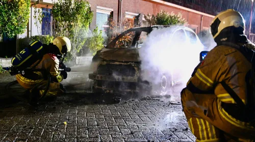 Autobrand in de Kerkstraat: politie onderzoekt oorzaak