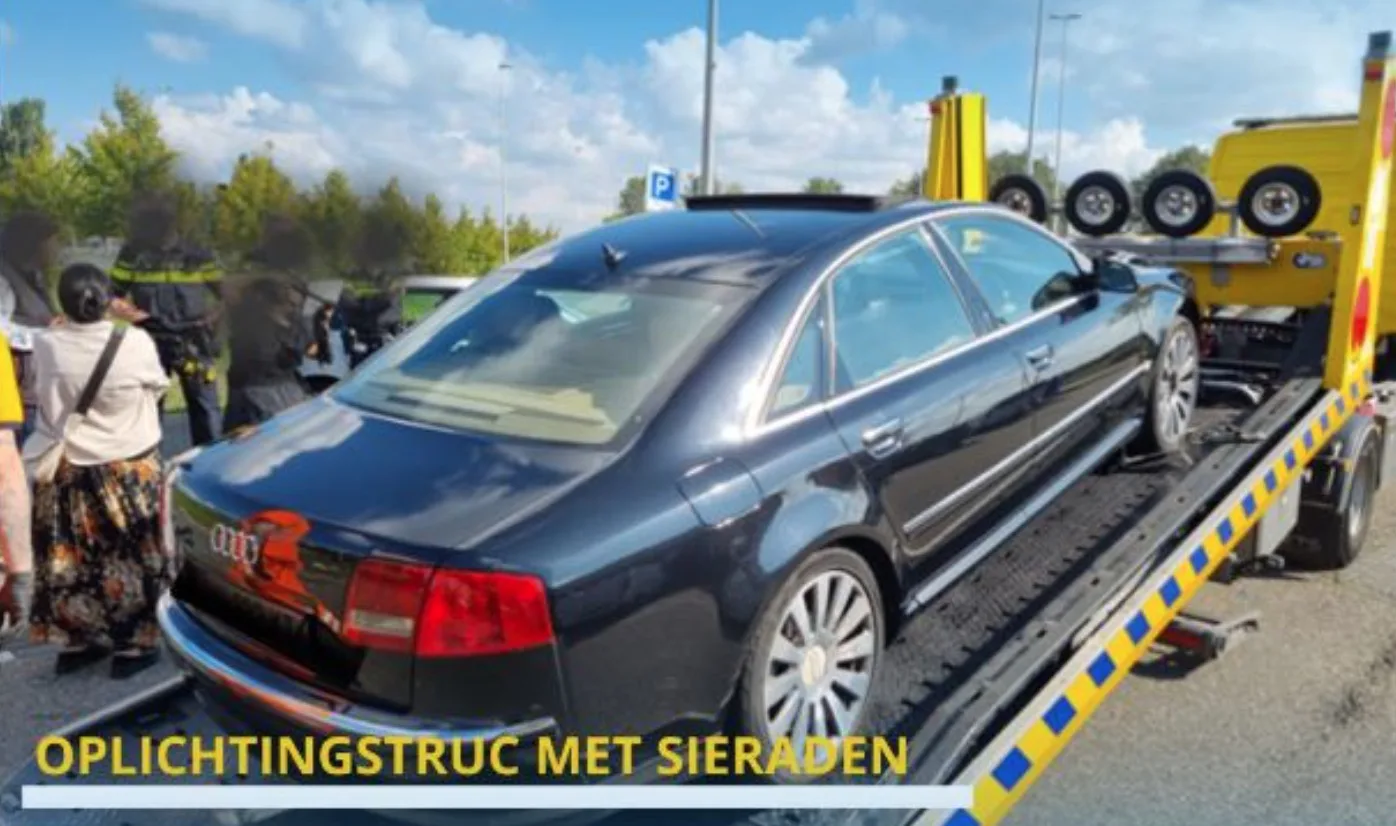 Inbeslaggenomen auto van oplichters langs de snelweg