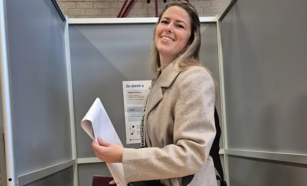 Verkiezingsactiviteiten in aanloop naar 18 maart, inwoners in gesprek met lokale partijen