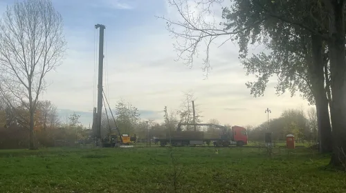 Werk gestart aan nieuwe antennemast bij Reinesteijnseweg in Galecop