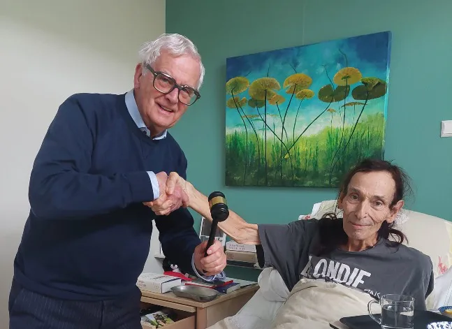 Aoife Derriks draagt fractievoorzittershamer over aan Victor Goulmy