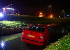 Auto te water op afrit A27 bij Nieuwegein: bestuurder naar ziekenhuis