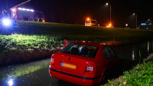Auto te water op afrit A27 bij Nieuwegein: bestuurder naar ziekenhuis
