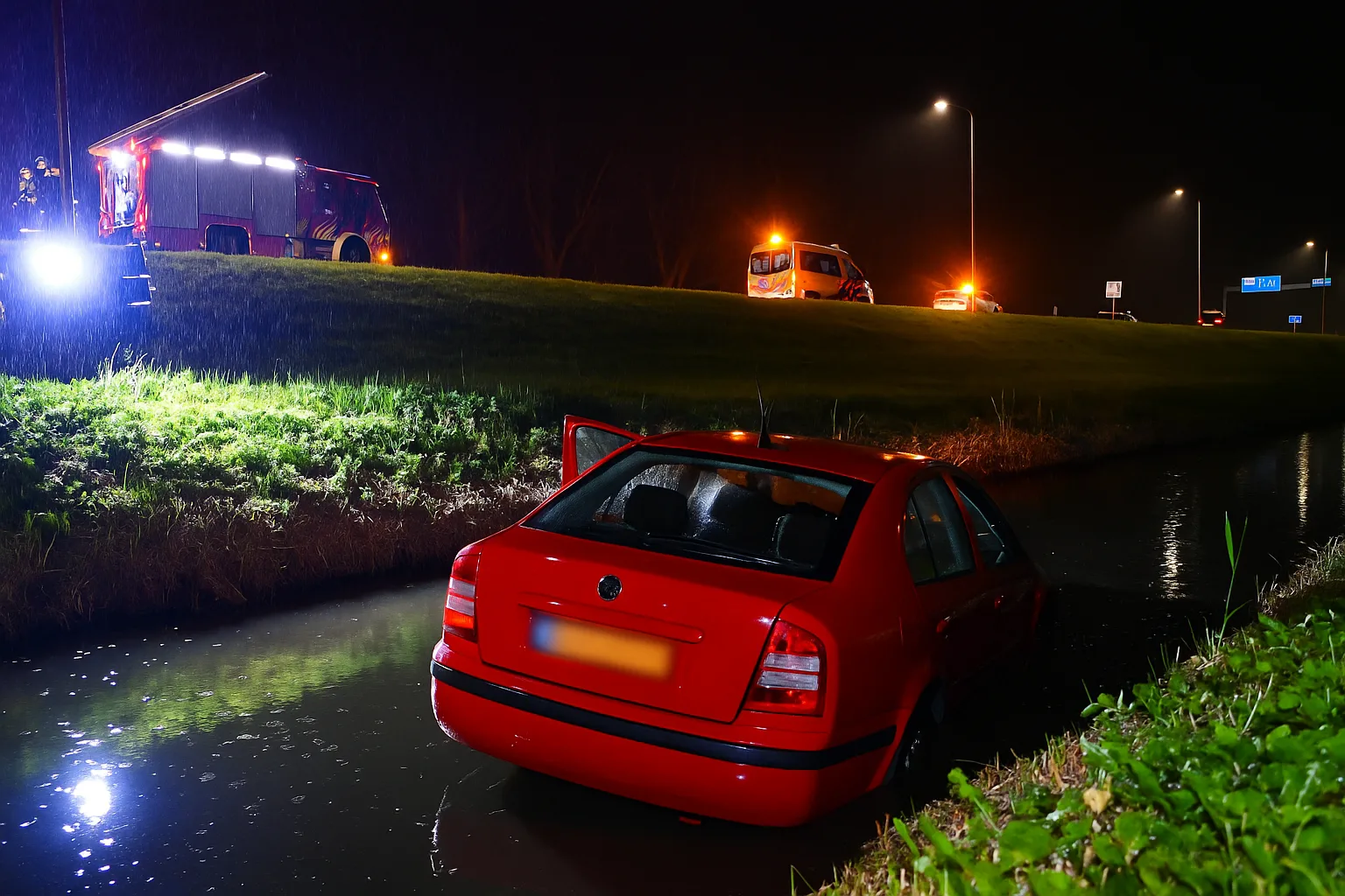 Auto te water lngs de A27 bij Nieuwegein