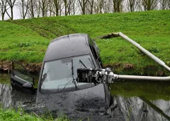 Drie keer is scheepsrecht: wéér auto te water bij het Turbinepad