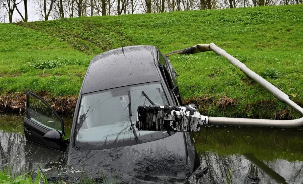 Drie keer is scheepsrecht: wéér auto te water bij het Turbinepad