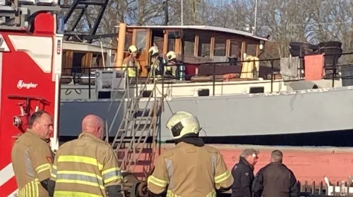 Brandweer redt hond en kat bij brand op Museumwerf