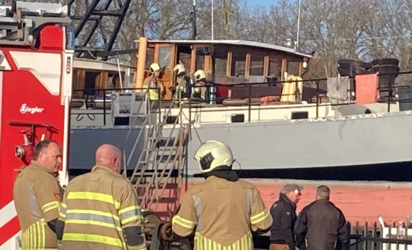 Brandweer redt hond en kat bij brand op Museumwerf