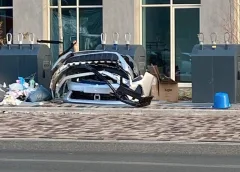 ‘Diep en diep triest’: halve auto gedumpt aan Zuidstedeweg