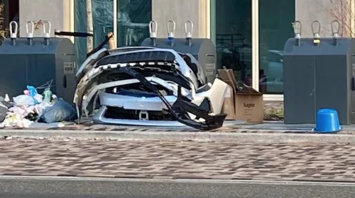 ‘Diep en diep triest’: halve auto gedumpt aan Zuidstedeweg