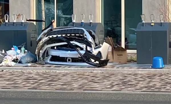 ‘Diep en diep triest’: halve auto gedumpt aan Zuidstedeweg