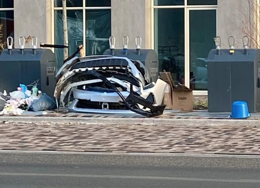 halve auto gedumpt bij afval aan de Zuidstedeweg