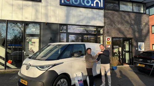 iAuto.nl in Nieuwegein helpt dierenvoedselbank met scherp geprijsde ID. Buzz Cargo