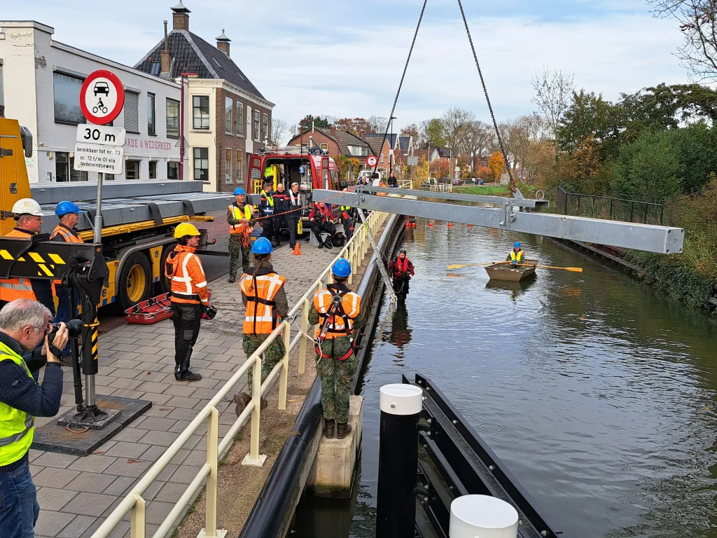 inhijsen van schotbalken in de Doorslagsluis