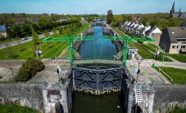Koninginnensluis gaat 14 juli open, tijdelijke Emmabrug verdwijnt al eerder
