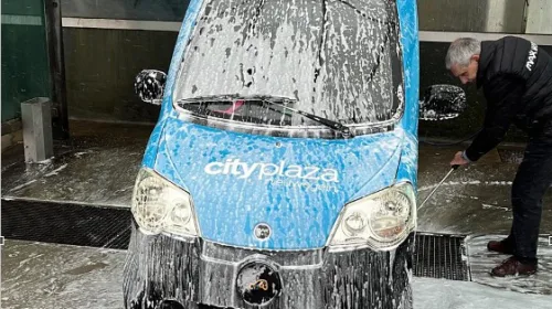 Max Mobiel krijgt schuimkuur, blauwe buggy’s blinkend terug de wijk in